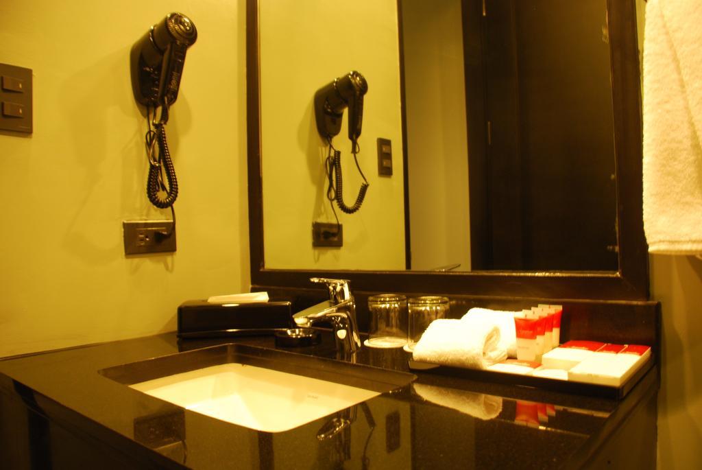 อาเมลี โฮเต็ล มะนิลา Hotel ภายนอก รูปภาพ