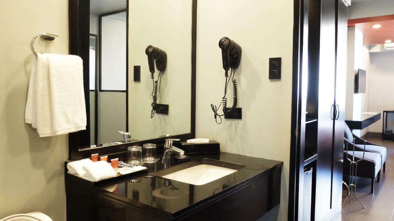 อาเมลี โฮเต็ล มะนิลา Hotel ภายนอก รูปภาพ